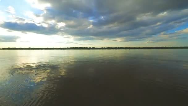 Mraky letět nad řeky Volhy poblíž Astrachaň, Rusko. Timelapse — Stock video