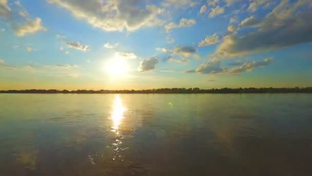 Ήλιο να δύει. Ηλιοβασίλεμα πάνω από το Βόλγα-ποτάμι κοντά στο Άστραχαν, Ρωσία. Timelapse — Αρχείο Βίντεο