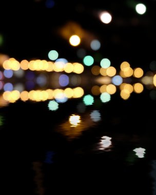 Gece, bokeh arka plan bulanık şehir. Sarı ve yeşil siyah lekeler
