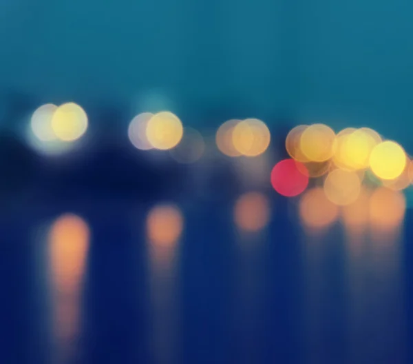模糊城市灯光的方形图像在水面上反射的散景效应. — 图库照片