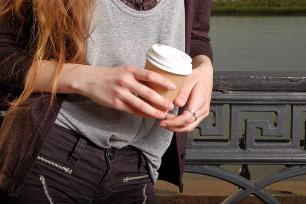Средняя секция ypong женщина с чашкой кофе на вынос в руках Instagram эффект — стоковое фото