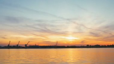 Astrakhan, Rusya Volga-Nehri üzerinde mükemmel günbatımı