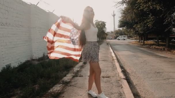 Volledige lichaam Amerikaans meisje glimlachend met Amerikaanse sterren en strepen vlag in de wind, retro kleur weven — Stockvideo