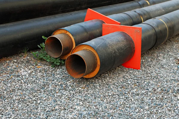 Conjunto de grandes tuberías de agua utilizadas en la obra, listas para montar — Foto de Stock