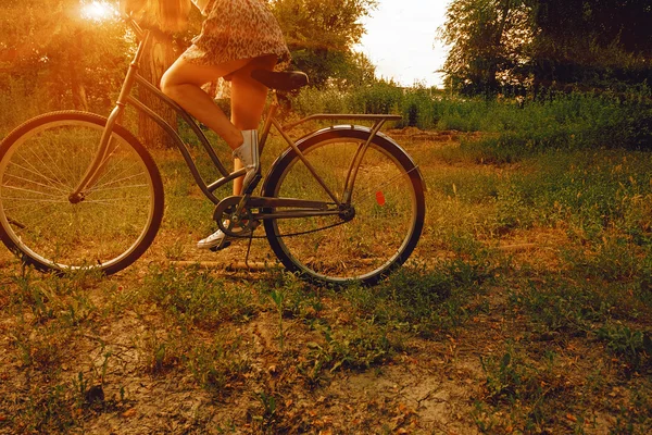 Imagem vintage da jovem garota hipster na bicicleta da cidade no parque. Hora de Verão. Liberdade adolescente com sua feliz viagem de férias — Fotografia de Stock