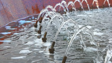 Su jetleri satırındaki şehir çeşme