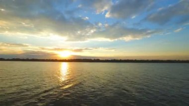Volga Nehri nar Astrahan Rusya Timelapse üzerinden günbatımı