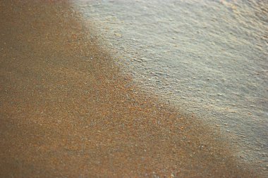 Sandy beach yarısı deniz suyu ile kaplı boşluk