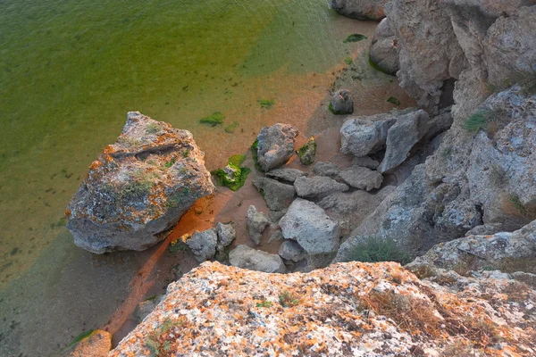 Deniz ve engebeli kayalıklar yukarıda — Stok fotoğraf