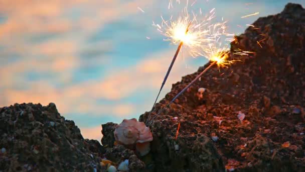 Twee wonderkaarsen en spiraal zeeschelp — Stockvideo