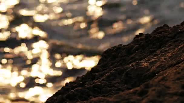 Por do sol sobre as ondas do mar borradas — Vídeo de Stock