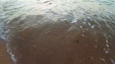 Deniz dalgaları breaking köpük ile