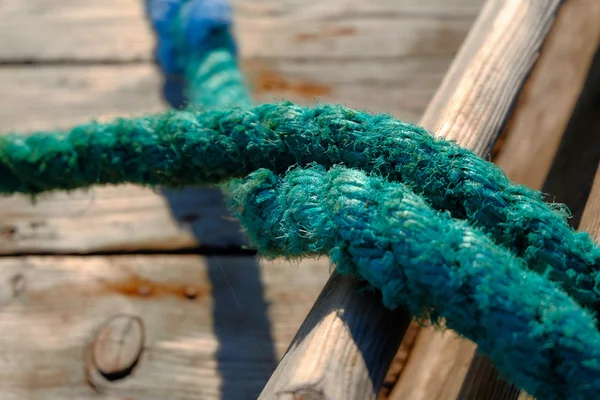 Närbild på rep av gröna färgen på fiskebåt — Stockfoto
