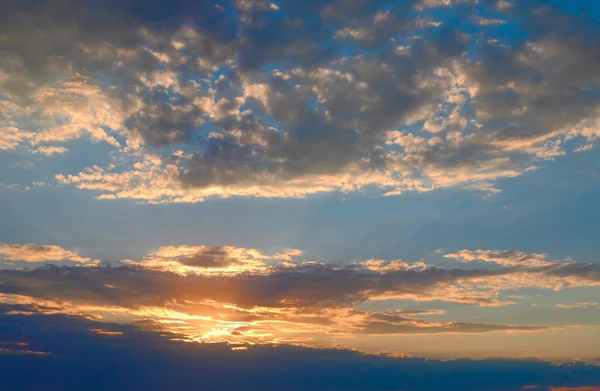 Solnedgång i himlen, varmt ljus att solen — Stockfoto