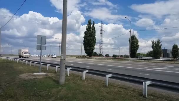 Lokale weg met kleine vrachtwagen en auto. Commercieel verkeer. — Stockvideo