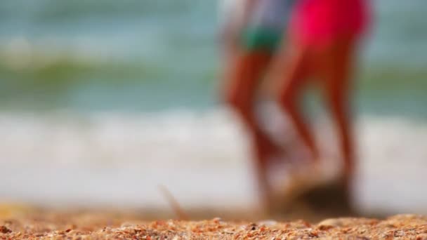 Piernas femeninas borrosas caminando por el agua en la playa — Vídeos de Stock