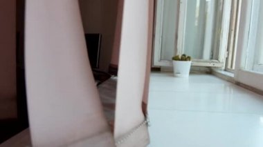 Üfleme perdeleri ve büyük pencere Rüzgar