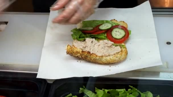 Menyiapkan proses sandwich di tempat makanan cepat saji — Stok Video