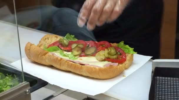 Voorbereiding van sandwich met ham en Zwitserse kaas sandwich op bruin brood — Stockvideo