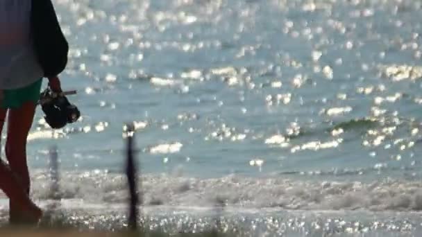 Duas mulheres caminhando ao longo da praia vista traseira — Vídeo de Stock