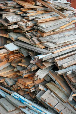 Yakacak odun arka plan - eski ahşap bir yığın üzerinde kıyılmış yakacak odun