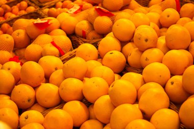 Demet taze mandalina veya portakal market masada. Birçok portakal yığılmış