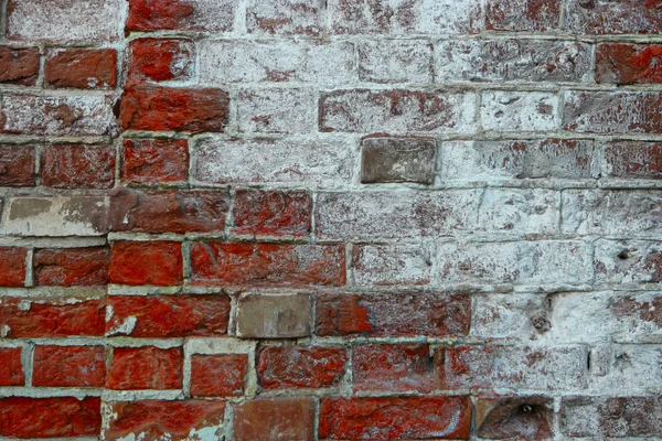 Gebarsten vintage bakstenen muur achtergrond die helft met zout bedekt — Stockfoto