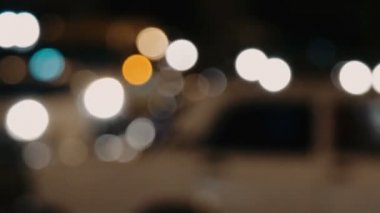 Ufuk gece trafik ışıkları. Odak carlights.