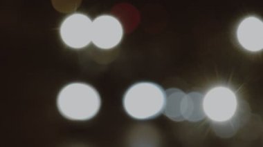 Gece trafik ışıkları yanıp sönen ve flikering