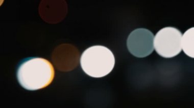 Şehir ışıkları og gece trafikte bulanık