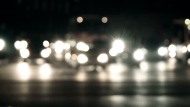 Luces desenfocadas del tráfico urbano durante la noche. Vida nocturna de la gran ciudad — Vídeos de Stock