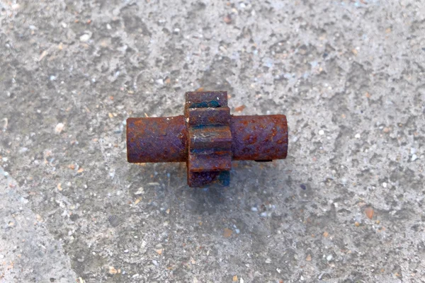 Engranaje oxidado en superficie de hormigón — Foto de Stock
