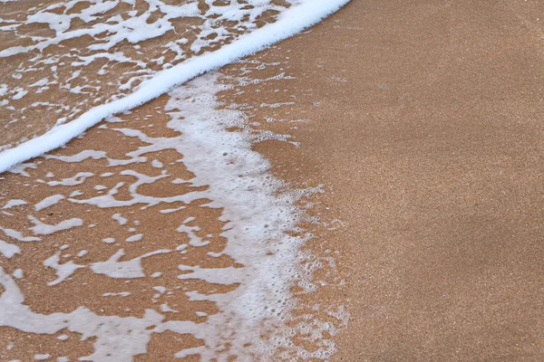 Dalga deniz kum plajındaki metin için yer bir sürü