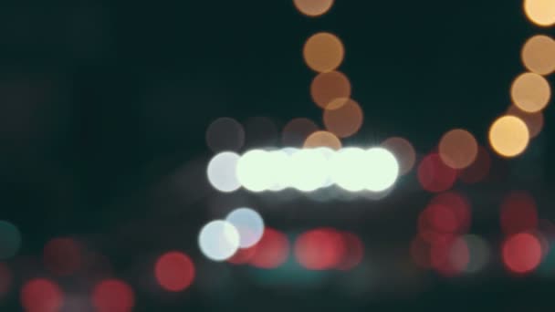 Bilar i natt city — Stockvideo