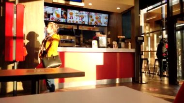 Astrakhan, Rusya - 23 Ekim 2020: KFC sayacı ve müşteriler zaman ayarlı