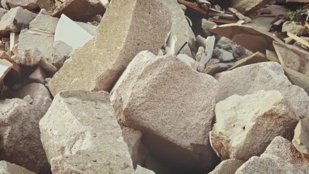 파괴 된 벽. 건축 현장에 쓰레기 더미 — 비디오