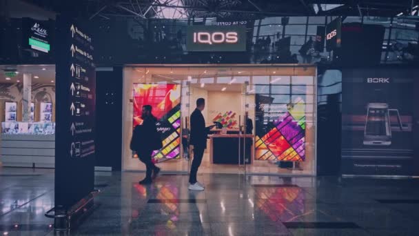 Sint-Petersburg, Rusland - 23 februari 2020: IQOS-winkel op de luchthaven van Vnukovo. — Stockvideo