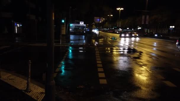 Bonn Germany, 06 November 2019: Night traffic near the UN building — Stock Video