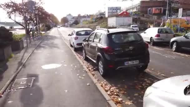 Bonn Németország, 2019. november 06.: sok autó parkol a Rajna-töltés járdáján 4k 50fps — Stock videók