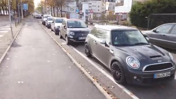 Bonn, 06. November 2019: Viele schicke Autos parken auf Gehweg am Rheinufer — Stockvideo