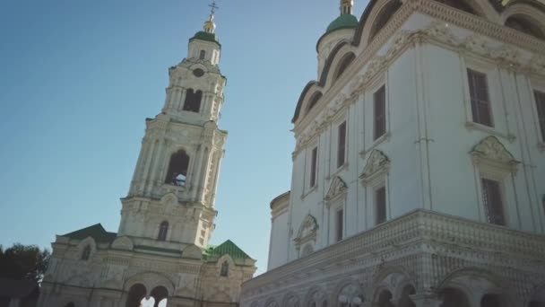 Астрахань, Россия - 25 октября 2020 года: Успенский православный собор Астраханского Кремля. — стоковое видео