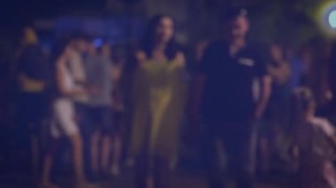 Akşamları çift kalabalık bir sokakta el ele tutuşur..