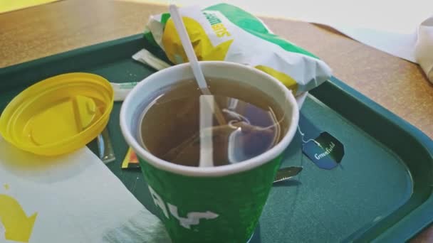 Astrakhan Russia, 11 Novemner 2019: subway fast food tea cup on tray on tabletop. — Stockvideo