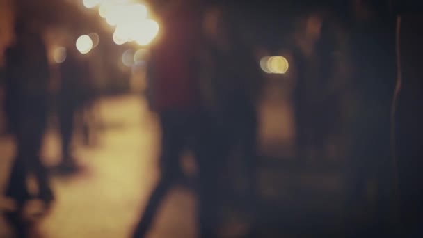 Silhuetas borradas de casais dançantes na rua noturna — Vídeo de Stock