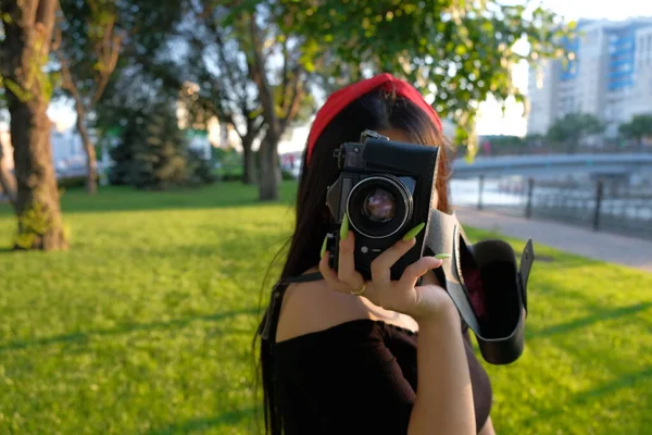 Nice Lady Taking Photo Film Camera While Standing Sunny Lawn — Stockfoto