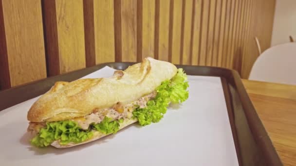 Sandwich au thon sur plateau zoom avant plan. — Video