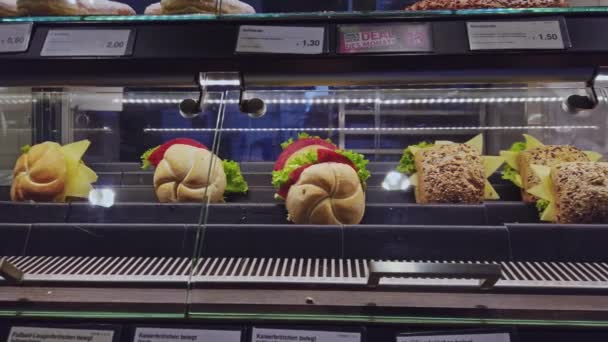 Bonn Germany, 23 Dec. 2019: shelves with fresh sandviches in Back werk — 비디오