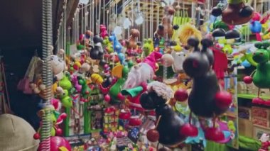 Bonn Almanya, 23 Aralık 2019: Noel fuarında ödül rafları. Zıplamalar, el yapımı ahşap figürlerdir. En ufak bir dokunuşla aşağı yukarı zıplarlar.