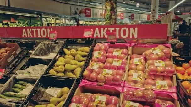 Bonn, Németország - 2019. december 14.: a REWE szupermarket belső fotója Bonn POV nézetben. Gyümölcsös polcok akciós lassított felvételekkel — Stock videók