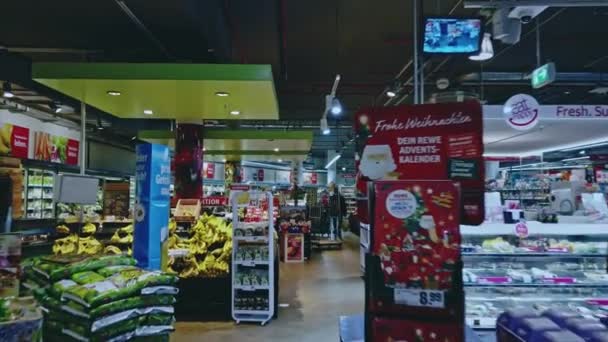 Bonn, Duitsland - 14 december 2019: binnenfoto van supermarkt Rewe in Bonn — Stockvideo